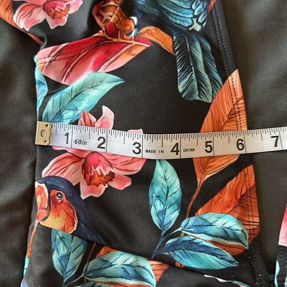 Women’s Deep V-Neck Floral & Toucan One-Piece Swimsuit Size Medium - Picture 7 of 7